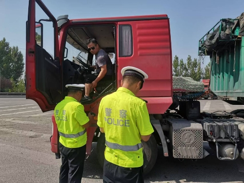 中间 守护当“夏”兖州交警开展严查大货车交通违法行为 (1).jpg