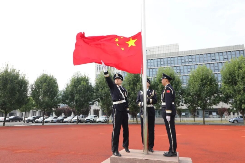 警心向党 忠诚守护——兖州公安分局举行庆“七一”升国旗仪式