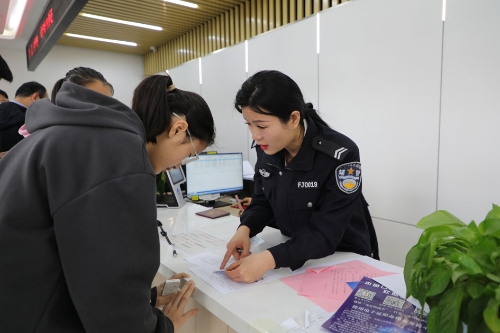 中间 兖州公安:户籍窗口周末“不打烊” 服务群众“不缺位” (2).JPG